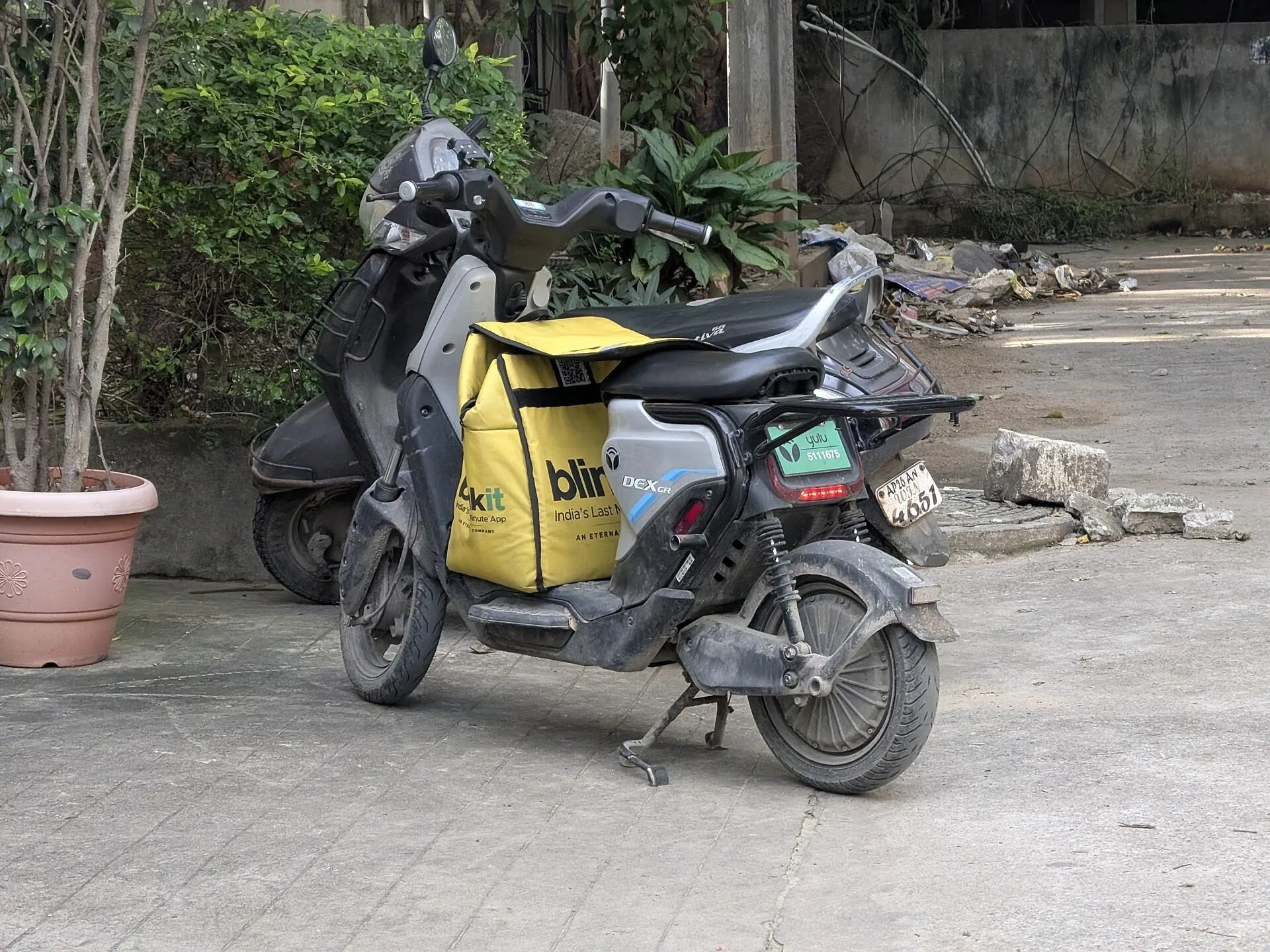 Blinkit delivery bike operating in Hitech City, Hyderabad (Wikimedia Commons, License, credit: unknown)