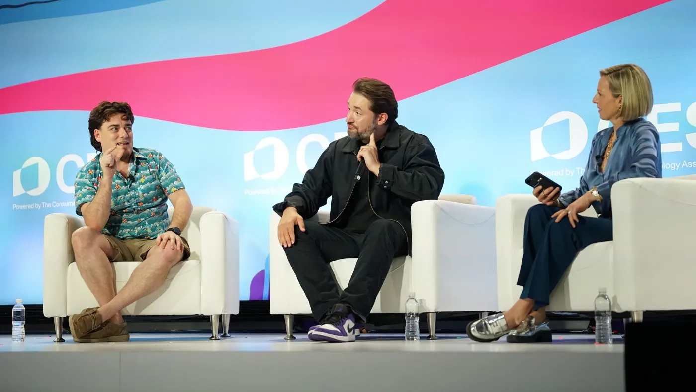 Alexis Ohanian with Palmer Luckey and Caroline Hyde at CES 2026 (Wikimedia Commons, credit needed)