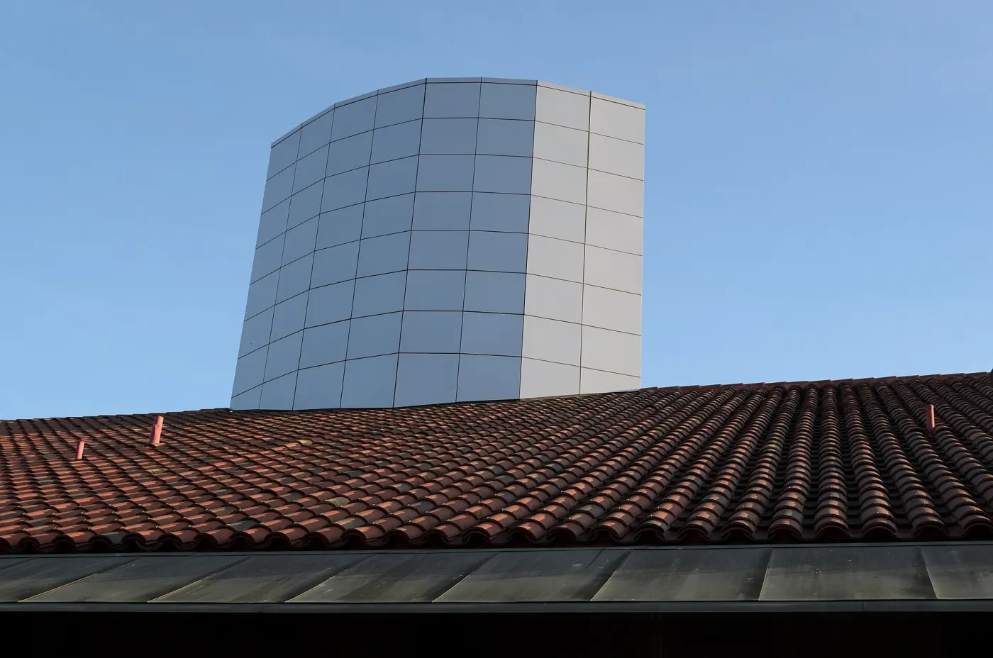 Varian Physics building at Stanford University, where Baiju studied (Wikimedia Commons, credit needed)
