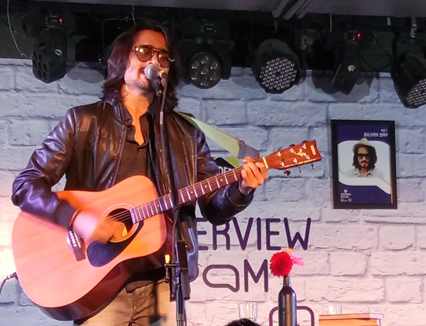 Bhuvan Bam singing on stage, 2016 (Wikimedia Commons, CC BY-SA 4.0)