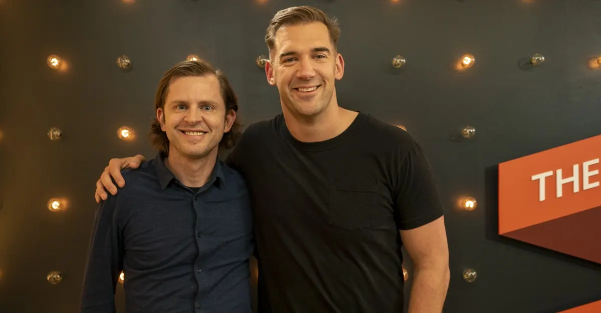 Guillebeau with Lewis Howes under School of Greatness lights
