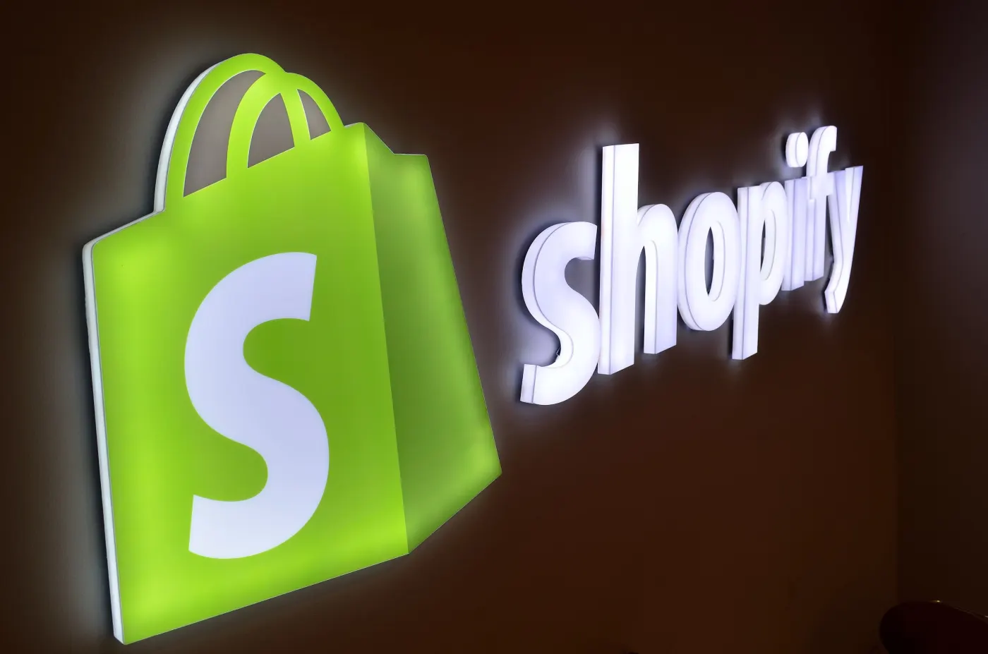 Inside a Shopify office (Wikimedia Commons, credit needed)