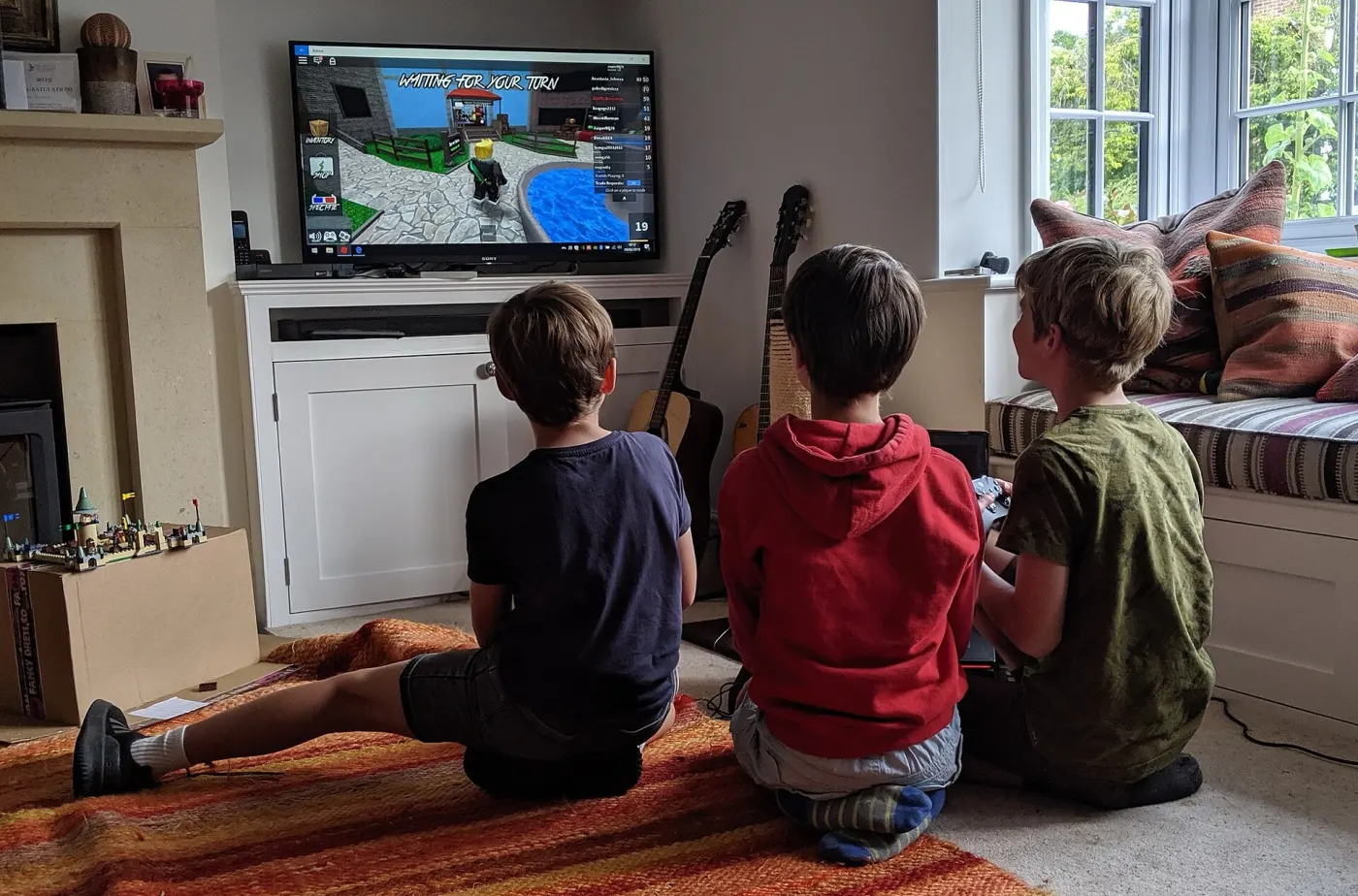 A young person playing Roblox (Wikimedia Commons, credit needed)