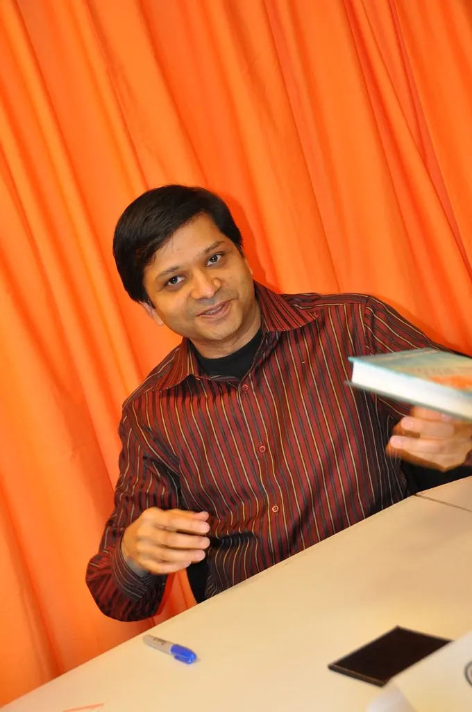 Dharmesh Shah signing a book (Flickr via Openverse, License: by-sa 2.0, credit: jameskm03)