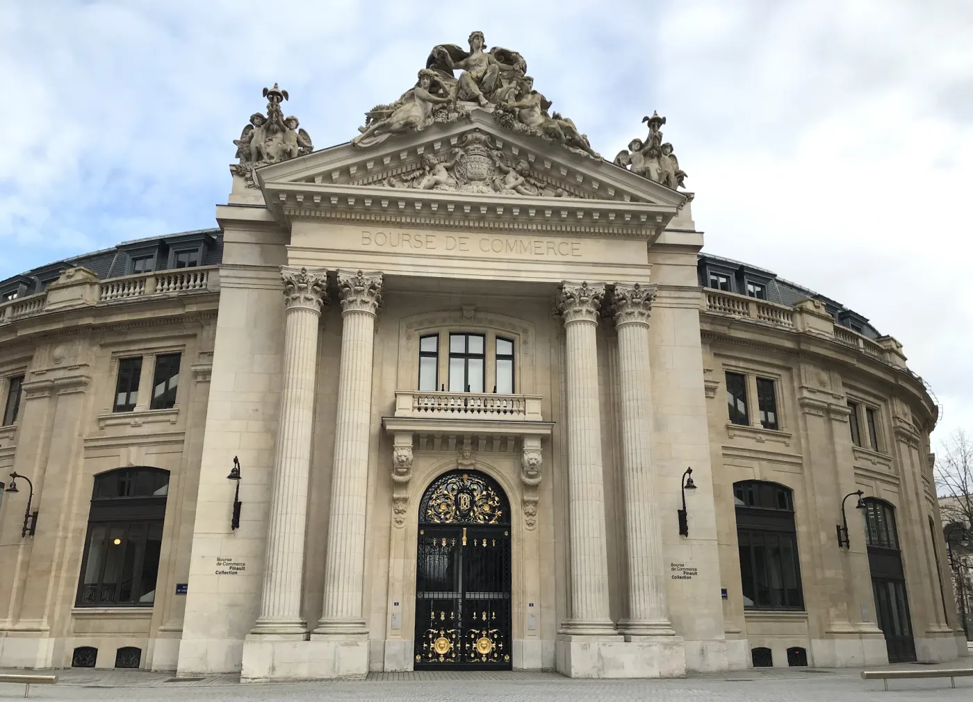 Bourse de Commerce exterior, Paris