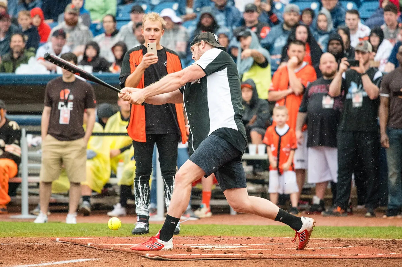 Logan Paul and Jake Paul together at an event (Wikimedia Commons, License, credit: creator)