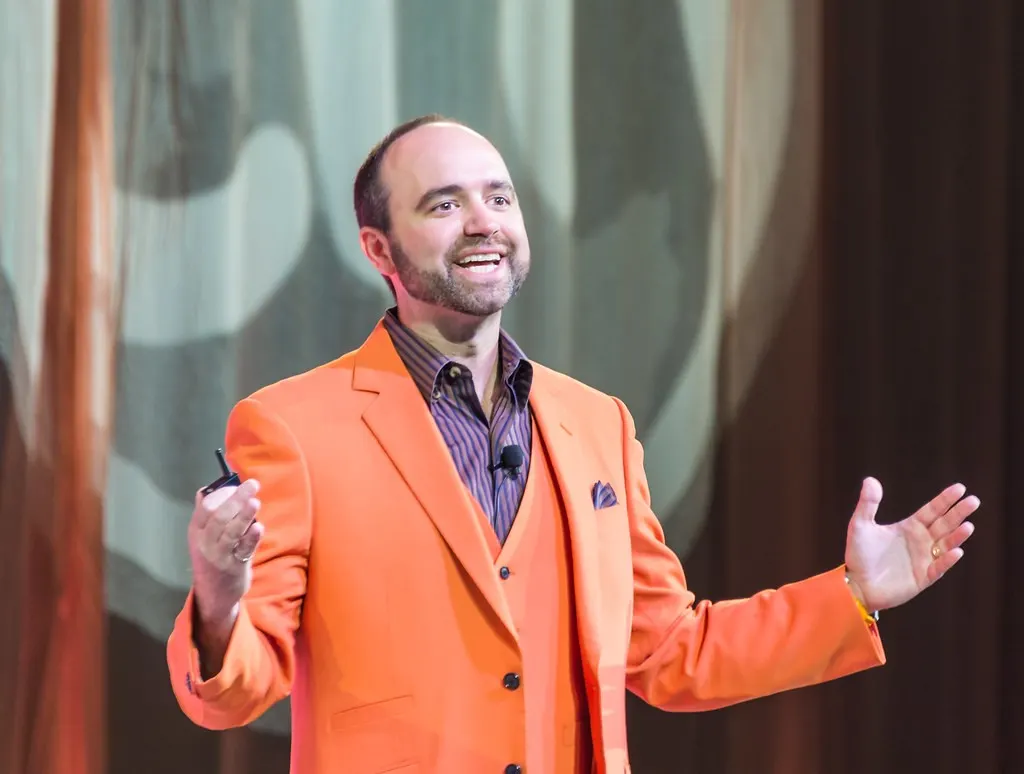 Joe Pulizzi kicking off Content Marketing World (#CMWorld) on stage (Flickr via Openverse, by-nc-sa 2.0, credit: Geoff Livingston)