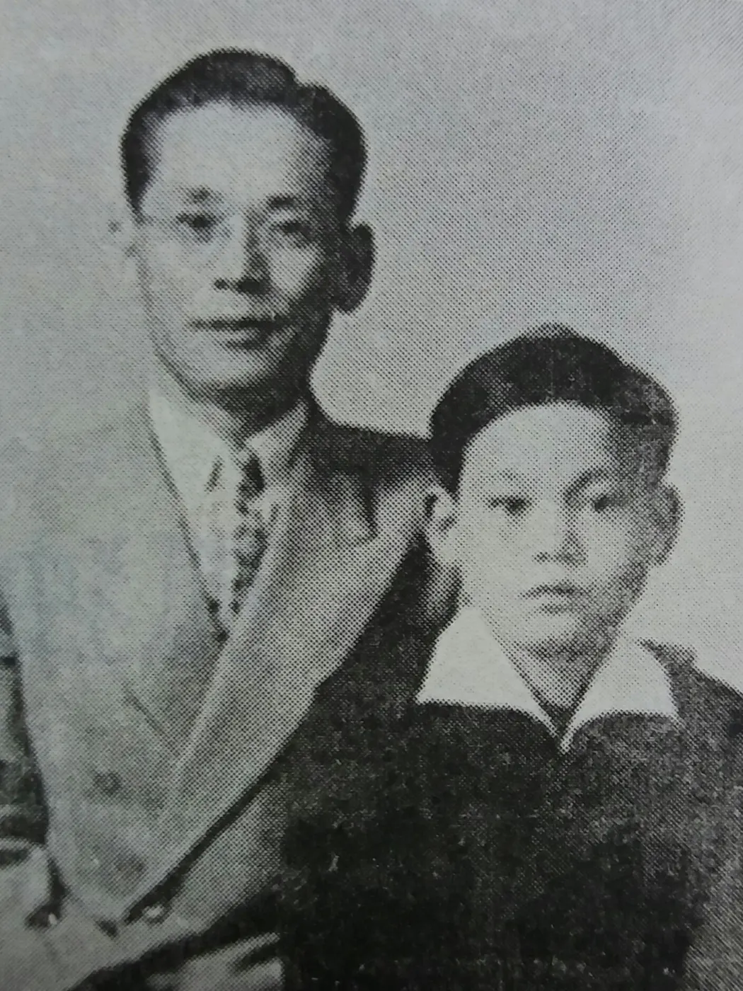 Lee seated beside his young son Kun-hee, black-and-white