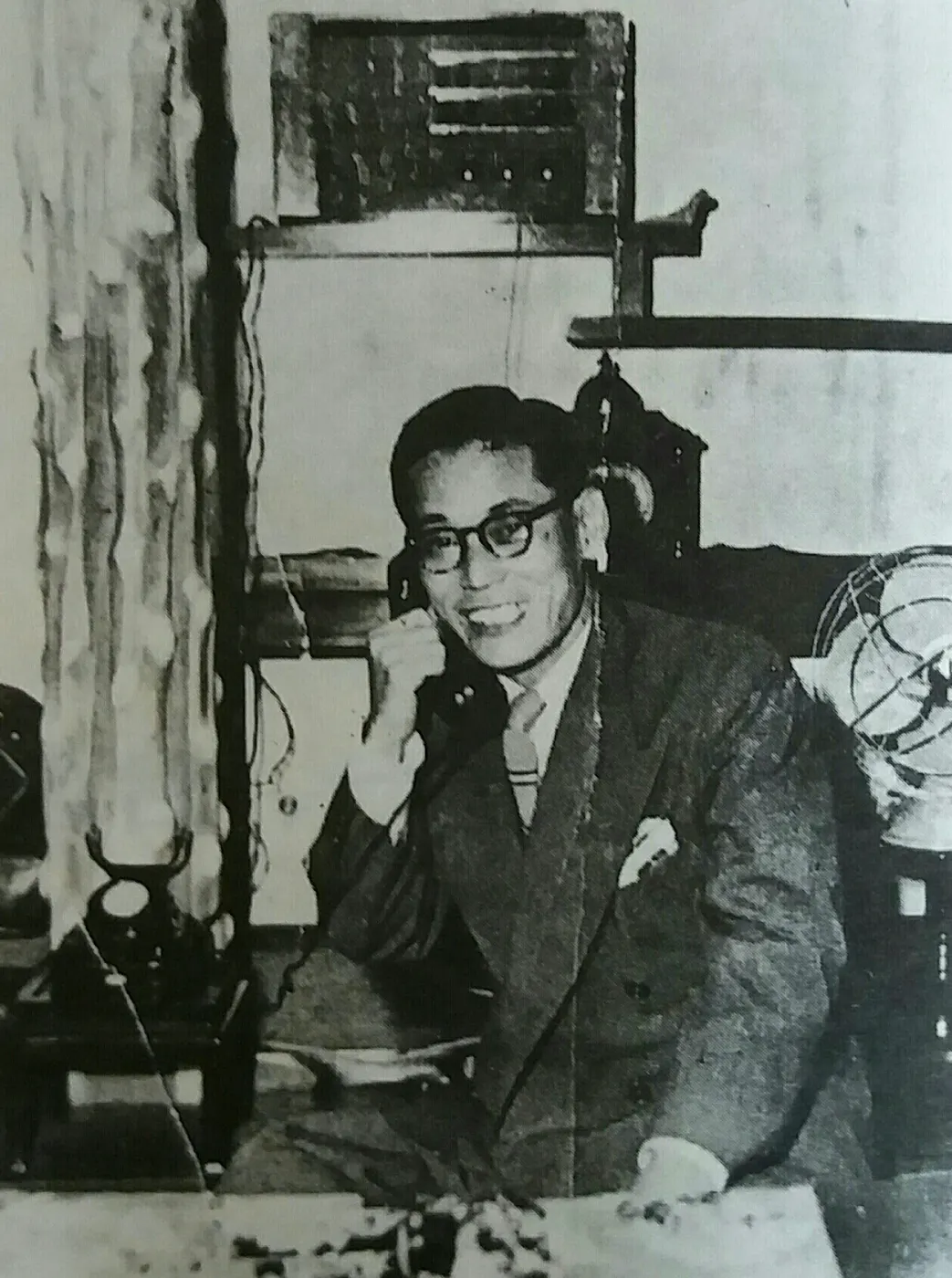 Lee Byung-chul at his desk on the telephone, black-and-white