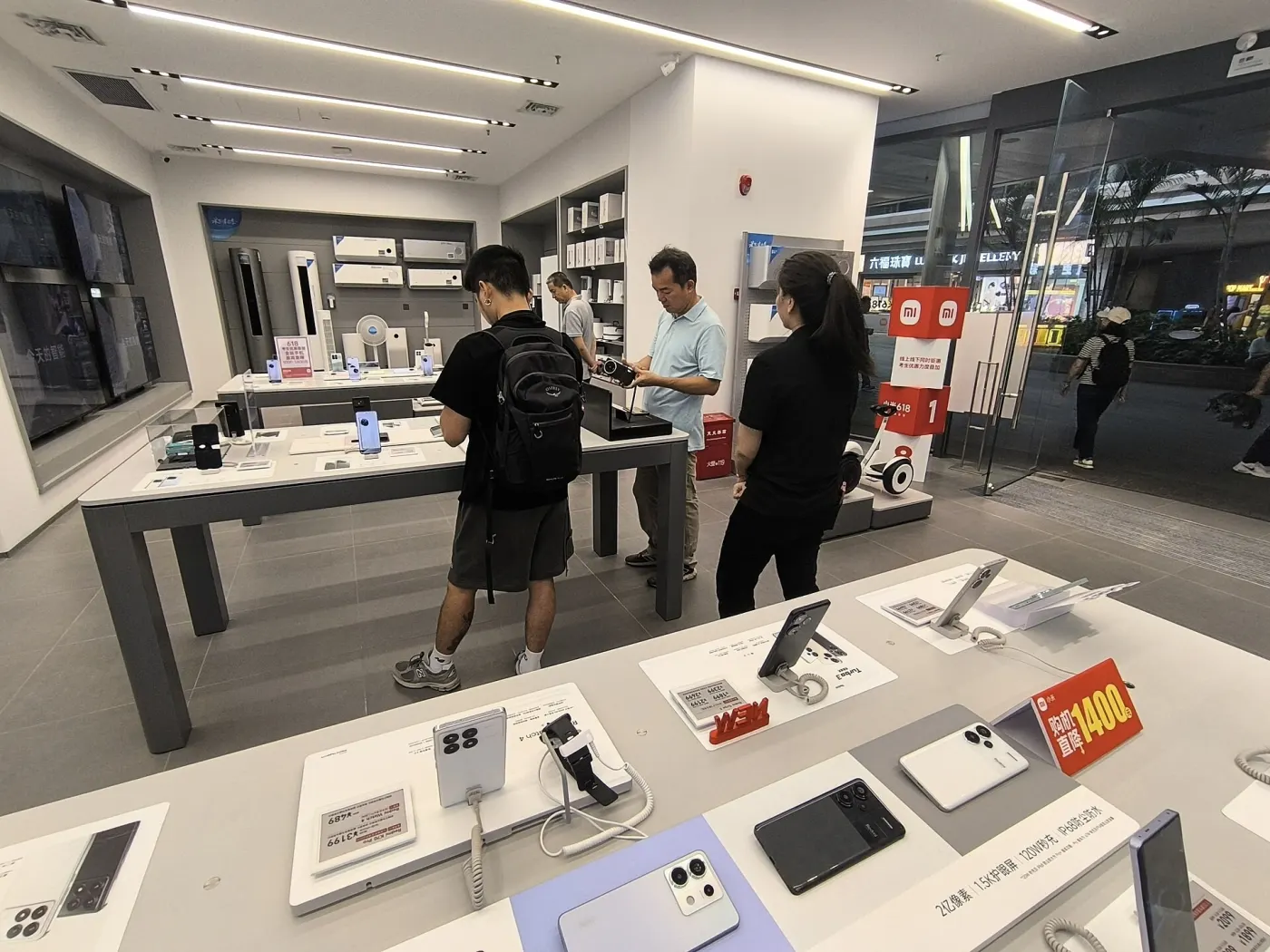 A Xiaomi and Redmi store in Shenzhen, 2024 (Wikimedia Commons, credit needed)