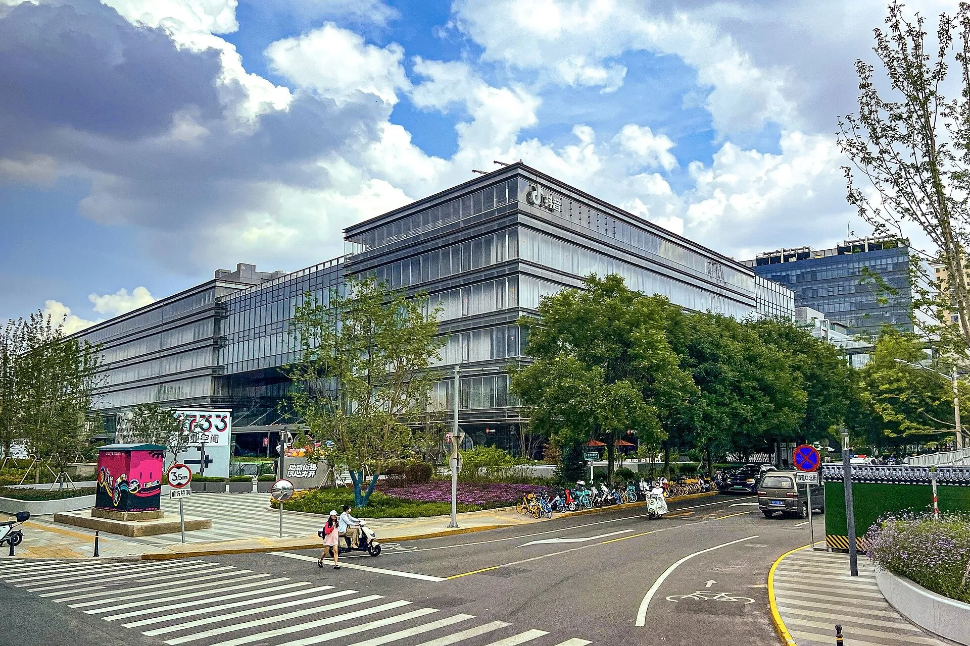 ByteDance headquarters at 1733 Commercial Space in Beijing (Wikimedia Commons, credit needed)