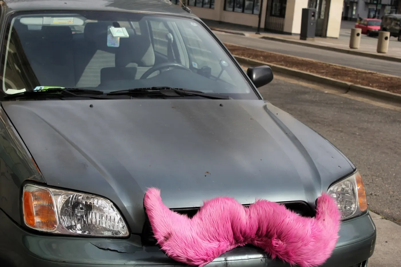 A Lyft car with the famous pink mustache (Wikimedia Commons, CC BY-SA 2.0)