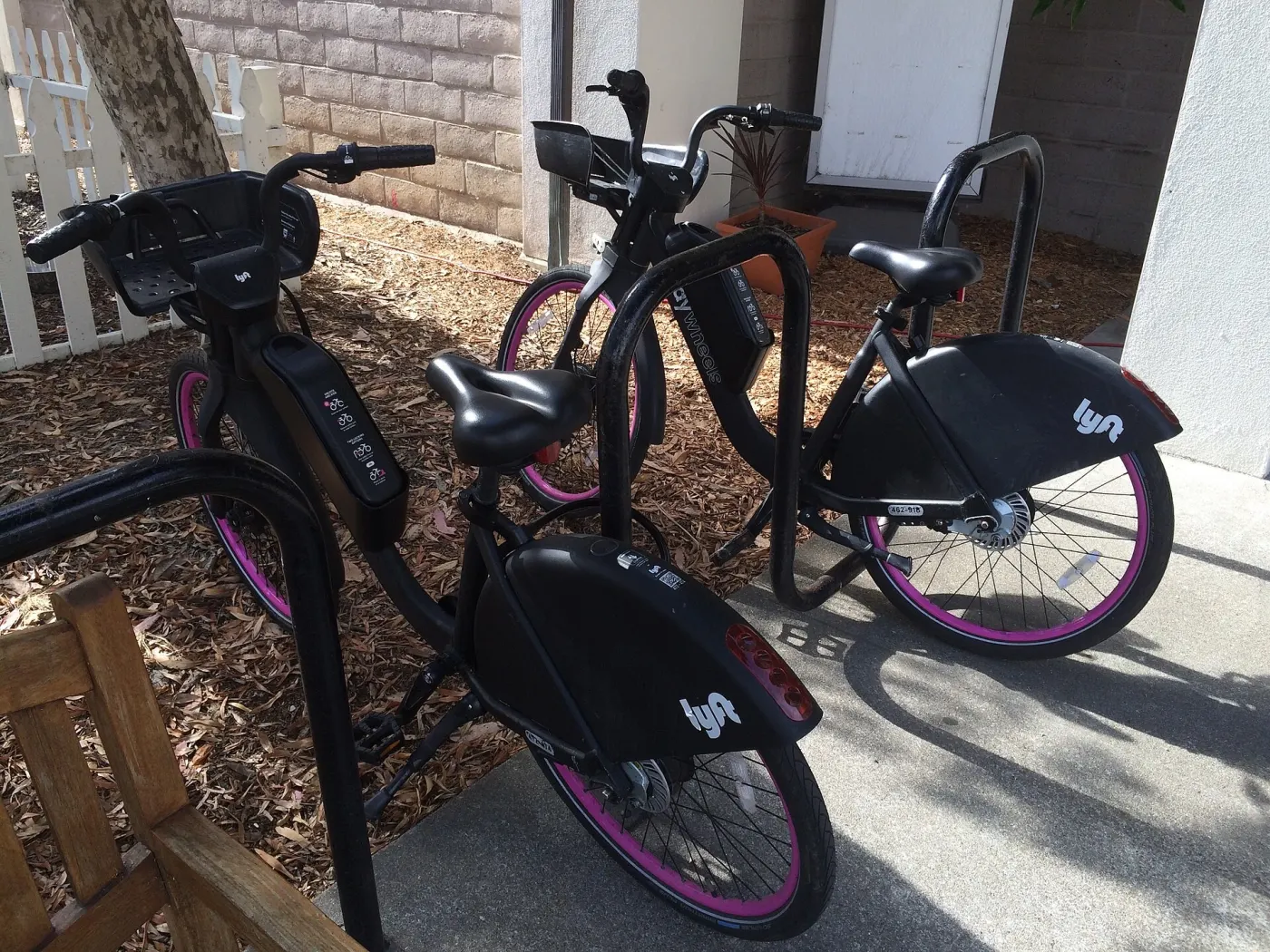 Lyft electric bikes (Wikimedia Commons, CC BY-SA 4.0)
