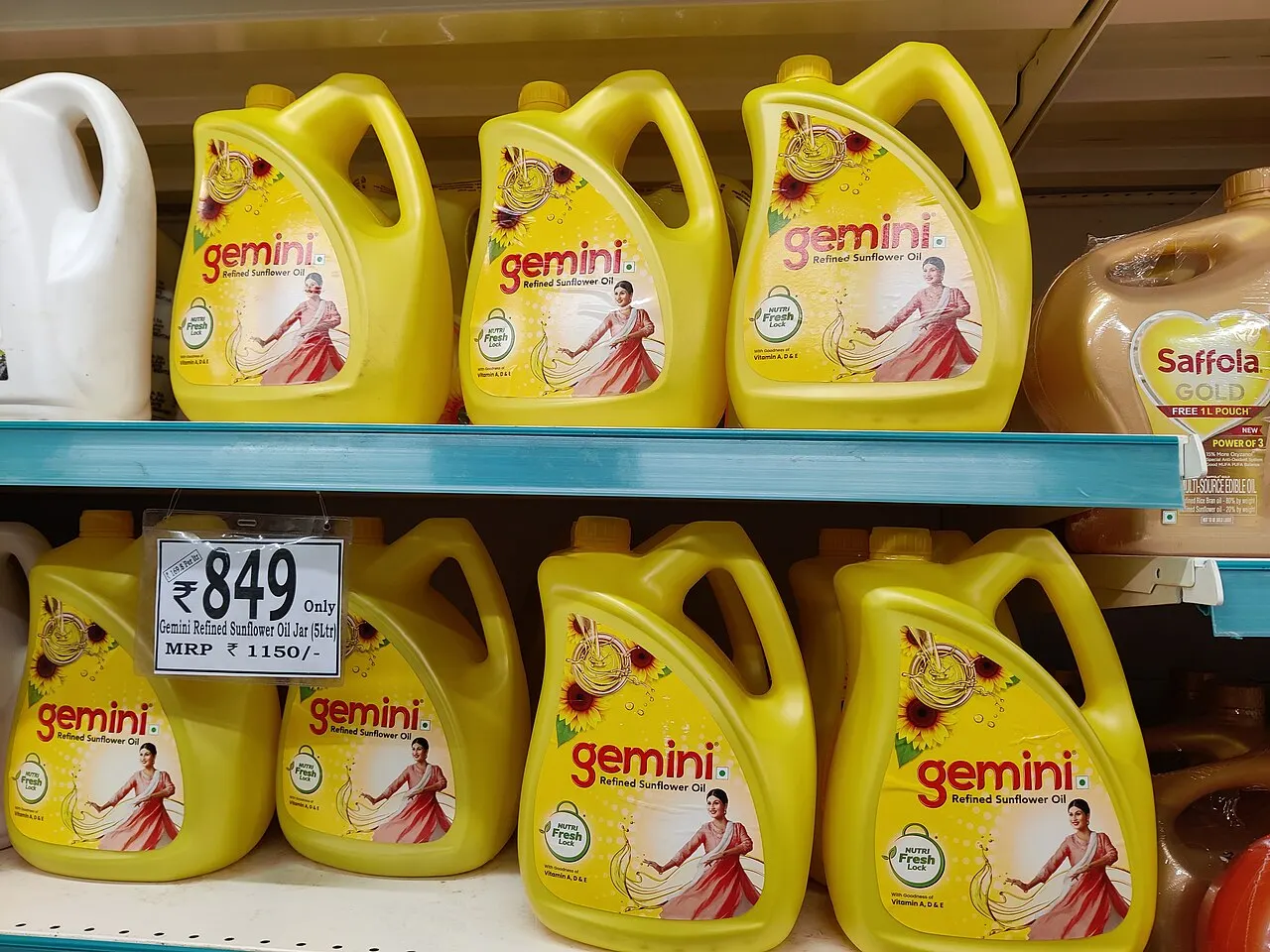 Gemini sunflower oil jars with DMart price tag under MRP