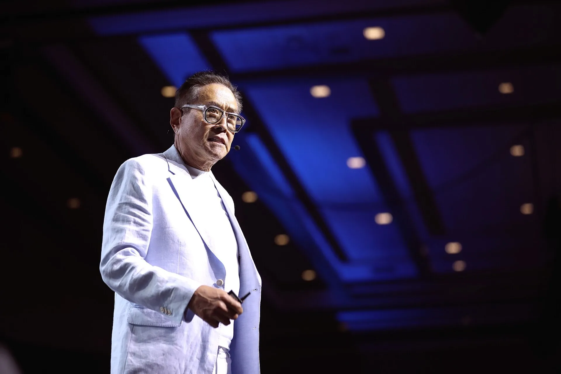 Robert Kiyosaki speaking at an event (Wikimedia Commons, credit needed)