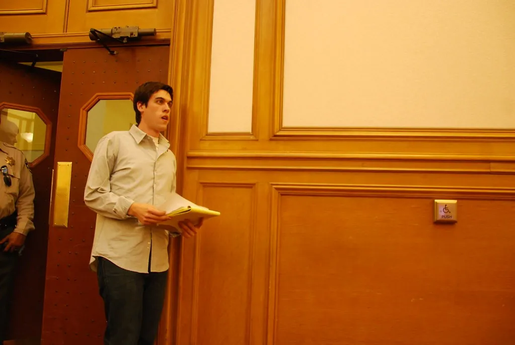 Ryan Holiday standing in front of an American Apparel store, photo 057 (Flickr via Openverse, by-nc-nd 2.0, credit: Steve Rhodes)