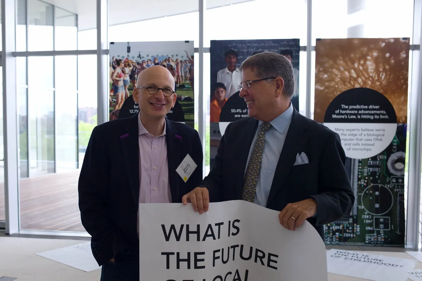 Seth Godin standing beside Alberto Ibarguen (Wikimedia Commons, see Commons page)