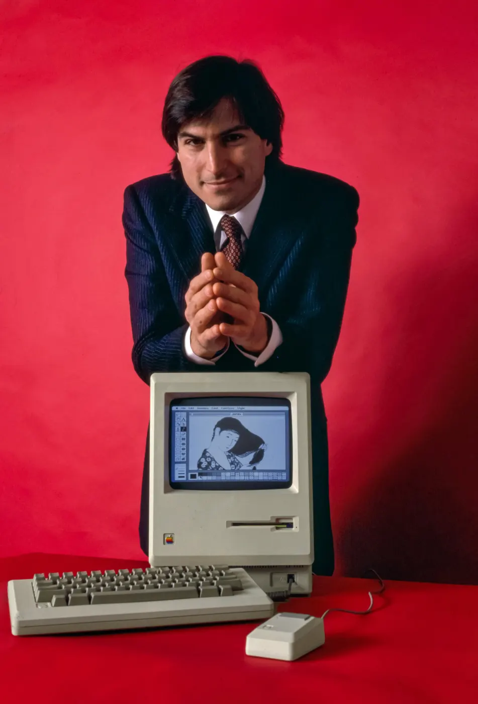 Steve Jobs with Macintosh in 1984