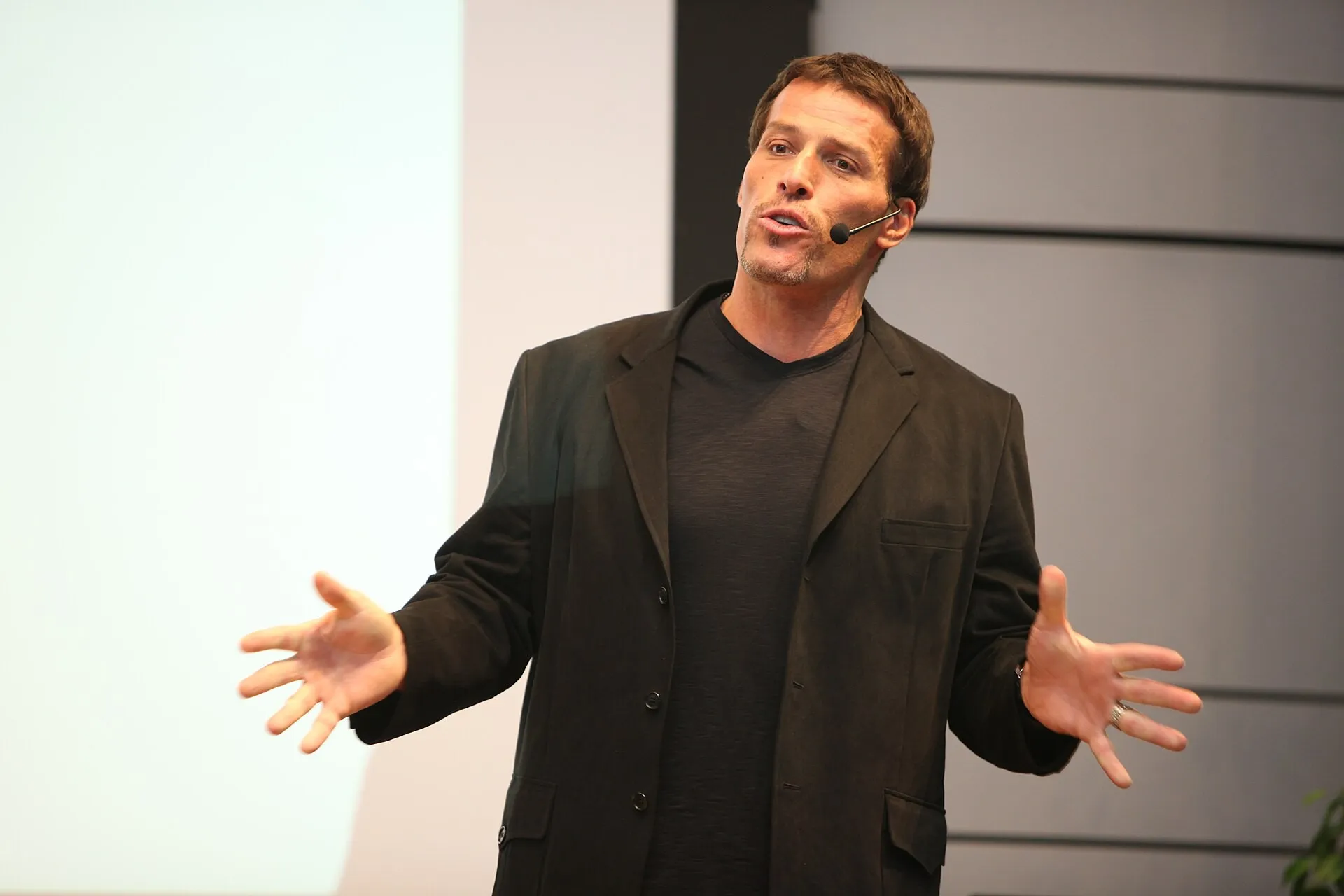 Tony Robbins speaking at a conference (Wikimedia Commons, credit needed)