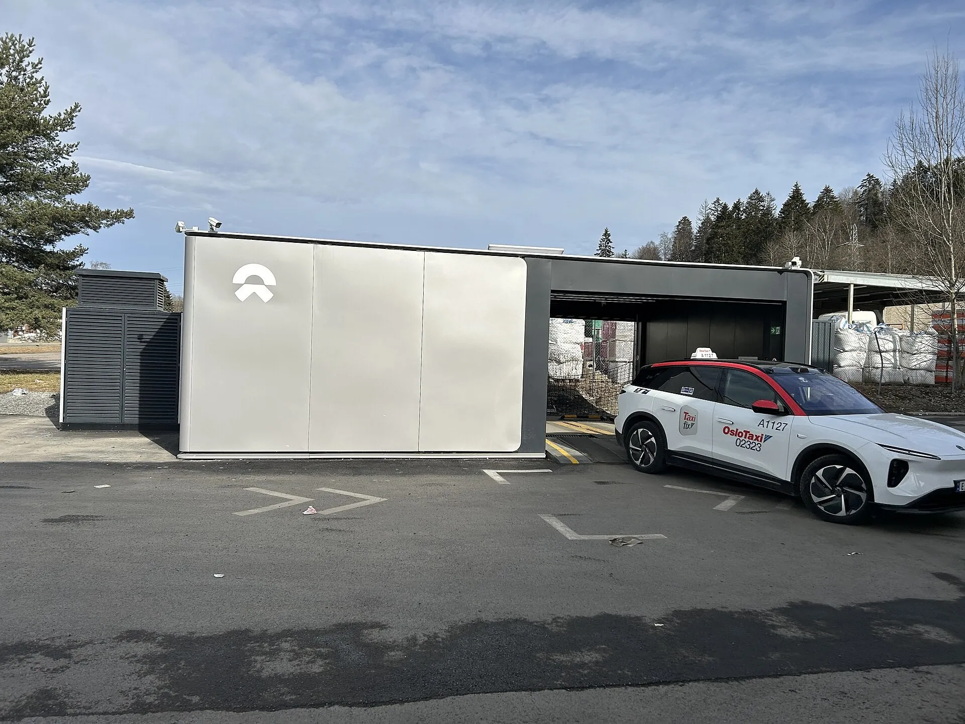 A NIO battery swap station in use in Oslo, Norway (Wikimedia Commons, credit needed)